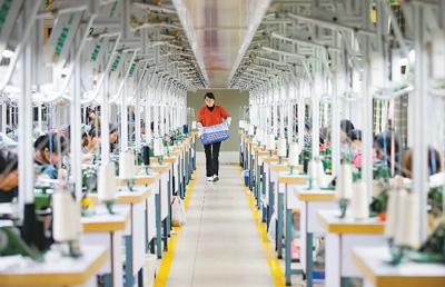 興辦實業(yè)，助力村民家門口就業(yè)